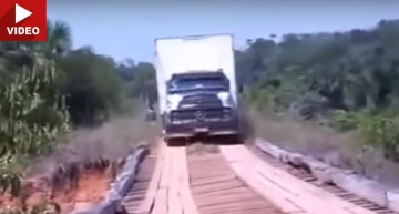 VIDEO: Un camion Mercedes se pune cu un pod de lemn. Și pierde