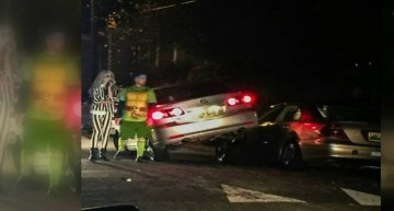 Beetlejuice lovește un Mercedes și fuge de la locul accidentului