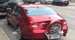 Oare ce s-a întâmplat cu eleganța? Un Mercedes-Benz CLS umblă cu roți bizare prin Texas