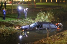 “Ajutor! Mașina mea se îneacă!” Un șofer olandez a parcat în mlaștină. VIDEO