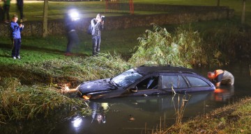 “Ajutor! Mașina mea se îneacă!” Un șofer olandez a parcat în mlaștină. VIDEO