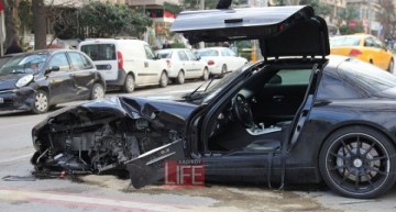 Un SLS AMG a ajuns la fiare vechi. Șoferul a scăpat nevătămat