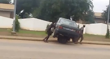 Un Mercedes cărat cu o roabă în Jamaica