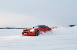 Roșu și rău! Mercedes-AMG GT a ieșit la joacă în zăpadă