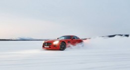 Roșu și rău! Mercedes-AMG GT a ieșit la joacă în zăpadă
