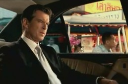 James Bond dă Mercedes-ul pe o ricșă într-o reclamă amuzantă