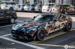 Soldatul Mercedes-AMG GT S pleacă la război în camuflaj milităresc