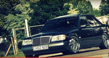 Limuzină în lanțuri – Un Mercedes-Benz W124 cu un look bizar