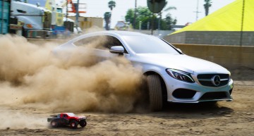 Cea mai tre cursă! C-Class Coupe se ia la întrecere cu un expert în parkour și cu o mașină de jucărie