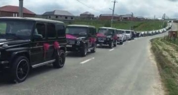 În stil cecen: Cel mai lung alai de nuntă cu Mercedes-uri