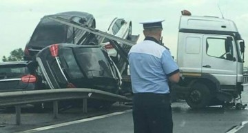 ACCIDENT SPECTACULOS. Un TIR plin cu masini noi Mercedes s-a facut praf