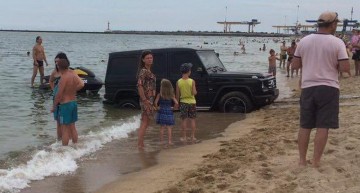 G-Class la apa! Mașina era cât pe ce să se înece în Marea Neagră!