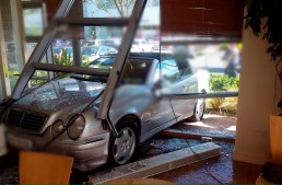 Un șofer a intrat cu Mercedes-ul într-o cafenea în Dublin