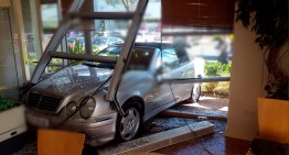 Un șofer a intrat cu Mercedes-ul într-o cafenea în Dublin