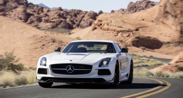 Materialista! O domnișoară acceptă avansurile unui domn care conduce un Mercedes SLS AMG