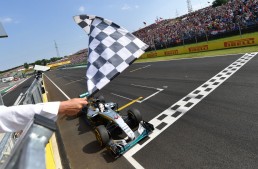 Hamilton îl învinge pe Rosberg într-o cursă de senzație pentru Mercedes-AMG PETRONAS