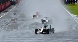 Hamilton câștigă pe ploaie, Rosberg sub investigație la Silverstone