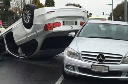Accident în lanț, un BMW se rostogolește peste un Mercedes