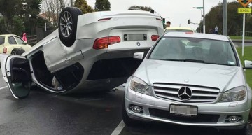 Accident în lanț, un BMW se rostogolește peste un Mercedes