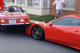 Mercedes SL face praf Ferrari 458 Speciale: Greu de parcat (video)