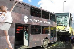 Un autobuz Mercedes provoacă haos pe autostradă în Istanbul