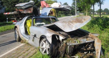 Un Mercedes SLS AMG trimis la fiare vechi de un șofer neatent
