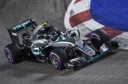 Nico Rosberg câștigă cursa din Singapore și redevine lider