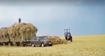 Un altfel de off-road – Mercedes-Benz G-Class tractează trei remorci cu fân