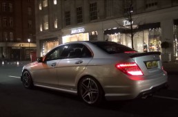 Un Mercedes-AMG C63 super zgomotos declanșează alarmele magazinelor