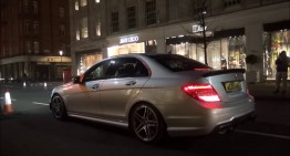 Un Mercedes-AMG C63 super zgomotos declanșează alarmele magazinelor
