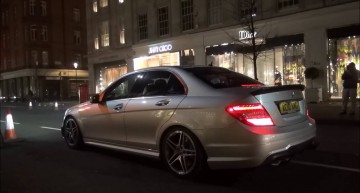 Un Mercedes-AMG C63 super zgomotos declanșează alarmele magazinelor