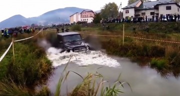 Razna în Ucraina! Un șofer încearcă să facă praf un Mercedes G63 AMG în off-road