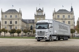 Un brad pentru Regină! Un camion Mercedes-Benz i-a adus Elisabetei a II-a bradul de Crăciun