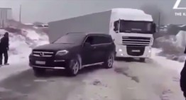 Atotputernicul Mercedes-AMG GLS 63 4MATIC tractează un camion