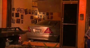 Un Mercedes-Benz intră în plin într-un restaurant din Miami, Florida