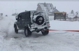 Un Mercedes-Benz G-Class scoate din zăpadă un utilaj de deszăpezire