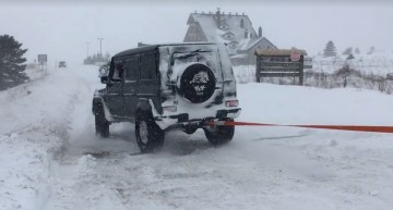 Un Mercedes-Benz G-Class scoate din zăpadă un utilaj de deszăpezire