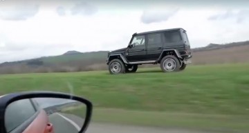 G-Class în off-road depășește o mașină care rulează pe șosea!