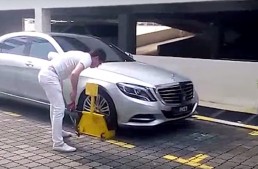Un bărbat îl atacă pe agentul de securitate după ce s-a ales cu roțile Mercedes-ului blocate