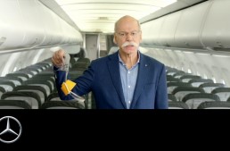 Zburați cu noi în viitor – Președintele Daimler joacă rol de însoțitor de zbor