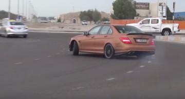 Drift-uri în giratoriu – Un Mercedes C 63 AMG o ia razna în plină stradă