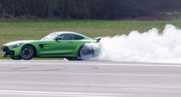 Matt LeBlanc face praf anvelopa unui Mercedes-AMG GT R