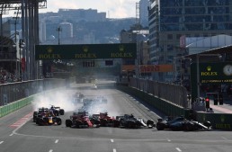O cursă haotică pentru Mercedes în Baku