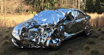 Un Mercedes-Benz construit din oglinzi – Arta accidentelor