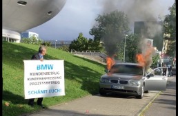 Distrugător de profesie – Și-a dat foc la BMW după ce un proprietar de Mercedes și-a făcut praf limuzina cu crosa de golf